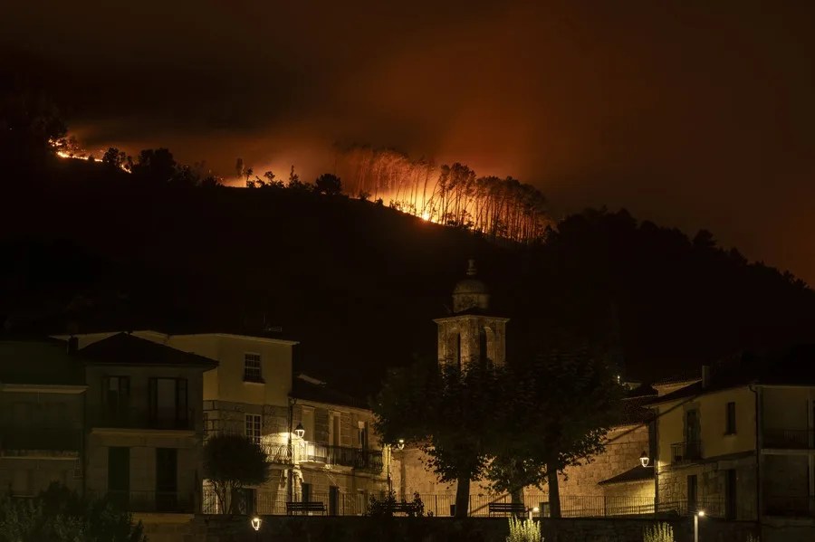 Países Bajos envía dos helicópteros para ayudar a combatir los incendios forestales en España