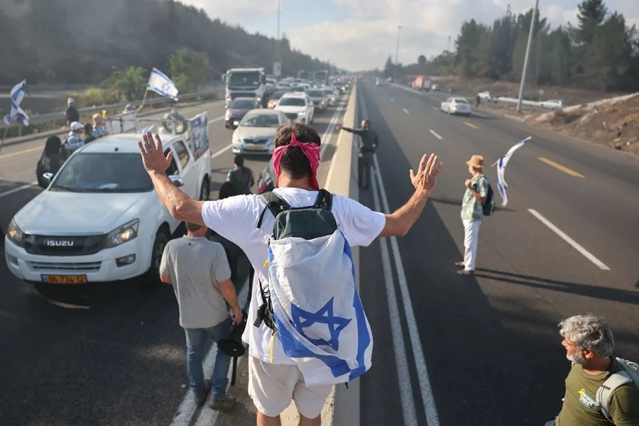 Manifestantes israelíes bloquean autopistas para exigir un acuerdo de rehenes en Gaza