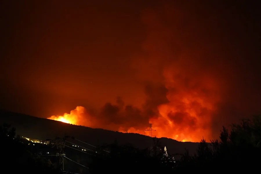 El incendio de Jarilla está «completamente desbocado» y puede entrar en Castilla y León