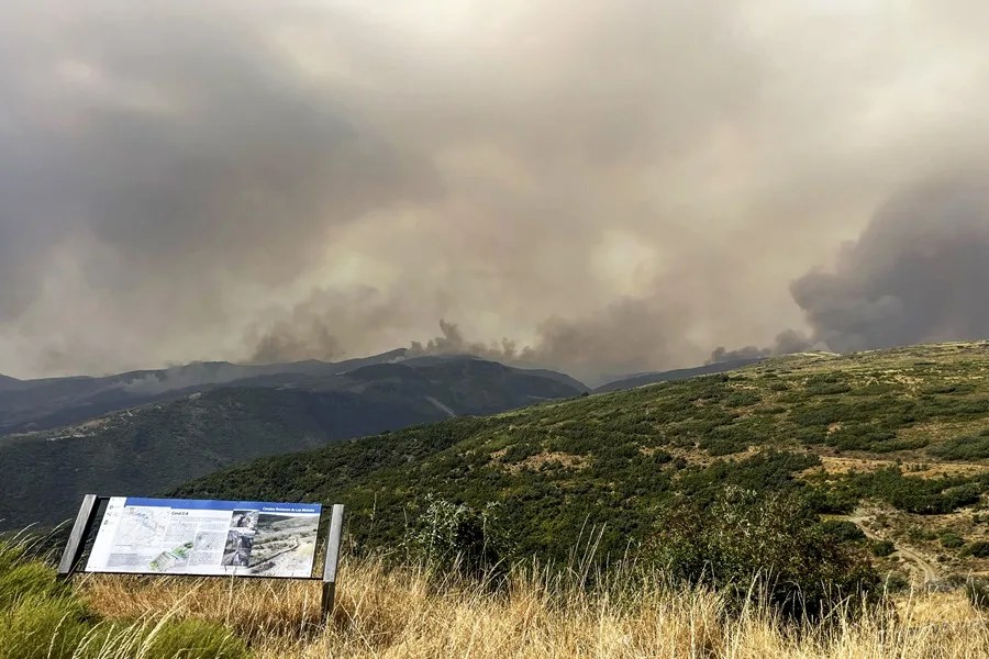 El incendio leonés de Canalejas entra en Palencia y arrasa varias viviendas en Cansoles