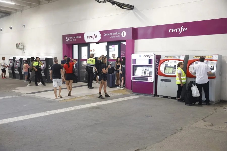 La línea de Alta Velocidad Madrid-Galicia seguirá cortada al menos hasta mediodía