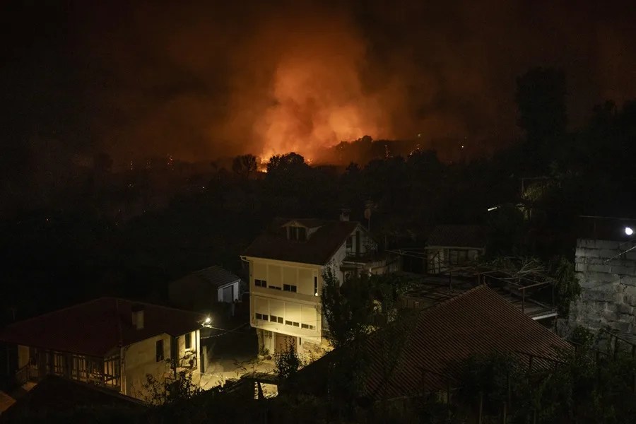 El rey visita el cuartel general de la UME para conocer su despliegue en los incendios