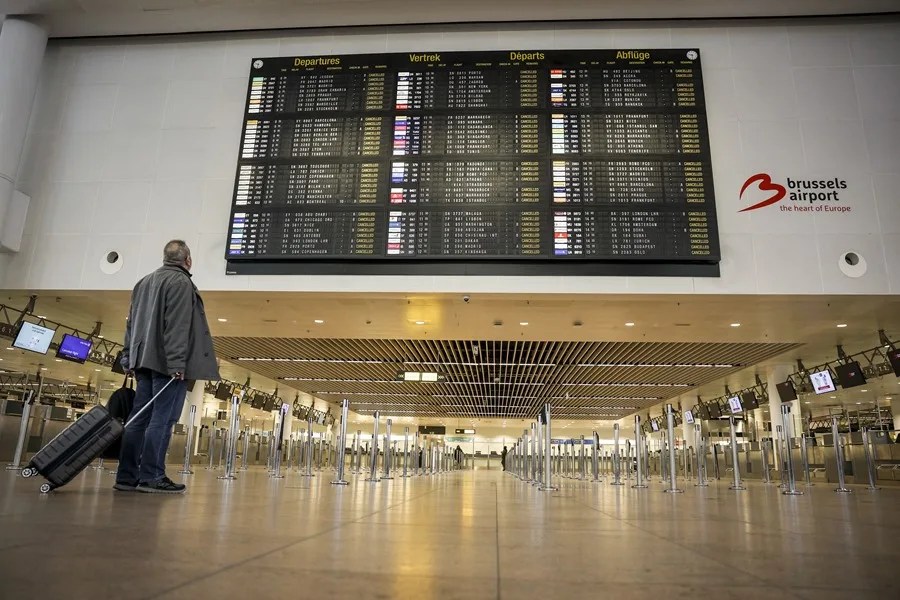 Vuelos cancelados y largas colas en aeropuertos de Europa afectados por un ciberataque