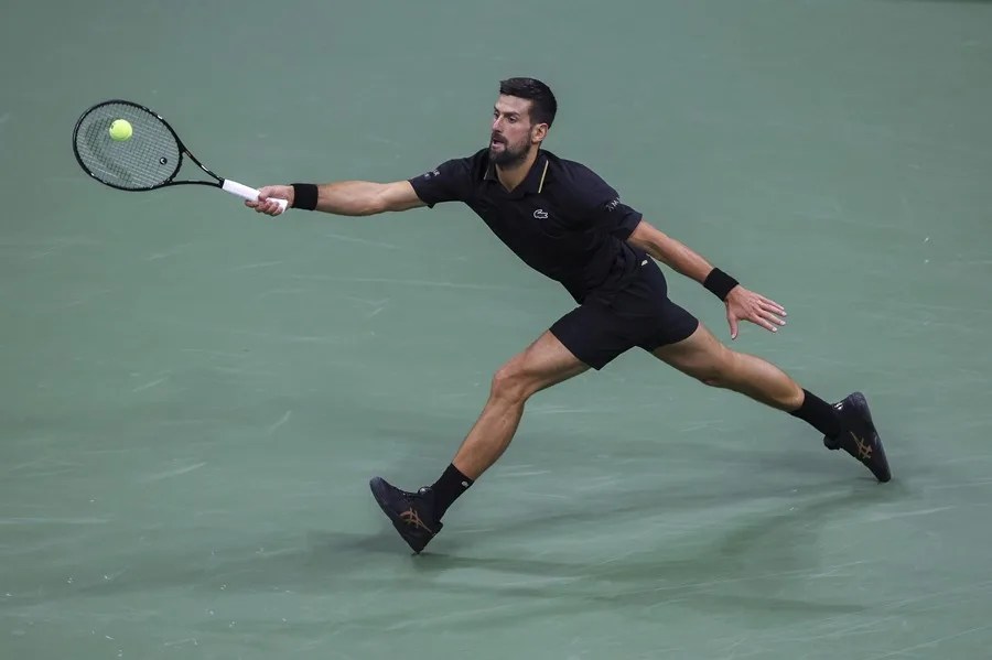 Djokovic desespera a Fritz y será el rival de Alcaraz en semifinales