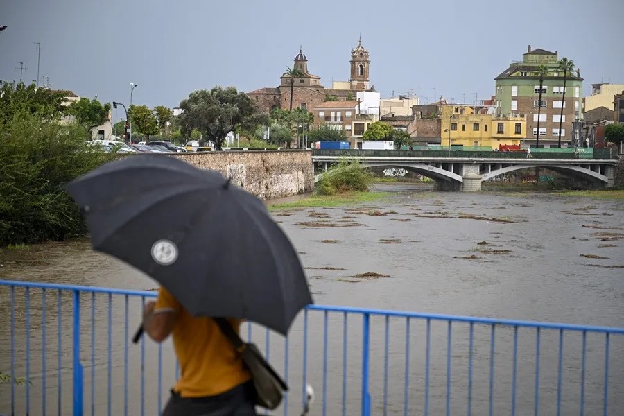 Se prorroga al martes la suspensión de clases en Valencia por la alerta naranja por lluvia