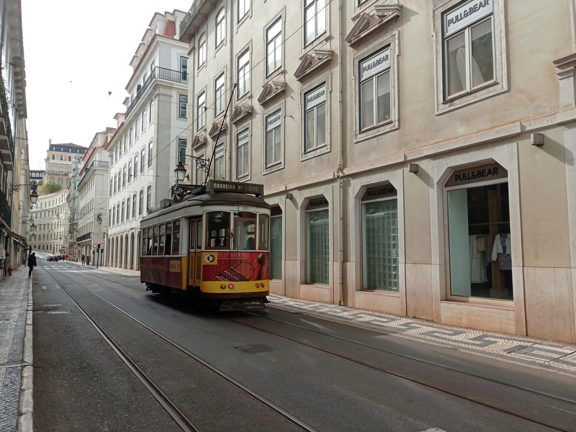 Varios muertos al descarrilar un famoso funicular turístico del centro de Lisboa