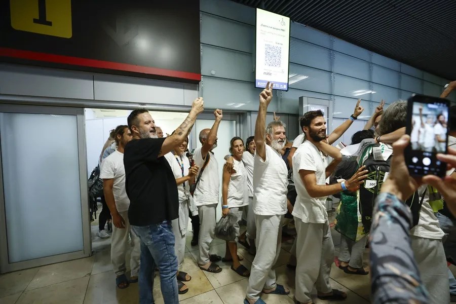 Los activistas de la flotilla denuncian malos tratos durante su detención en Israel a su llegada a España