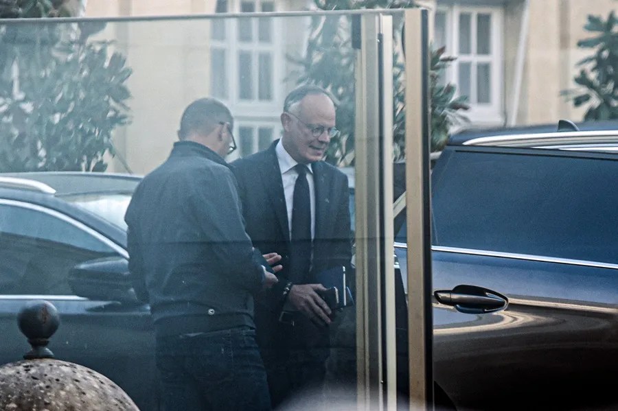 El primer ministro francés abre la ronda de contactos para estabilizar el país con los líderes de su alianza