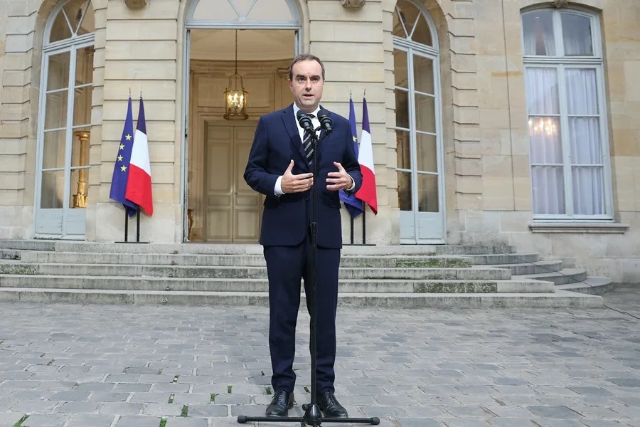 El primer ministro francés presenta su dimisión a Macron pocas horas después de nombrar a su Gobierno