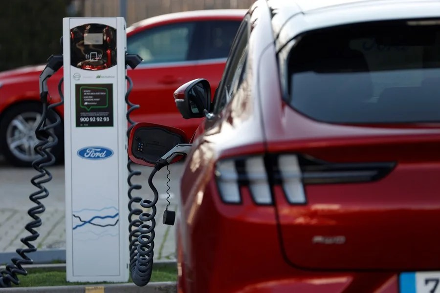 La venta de turismos supera por primera vez niveles prepandemia gracias a los eléctricos