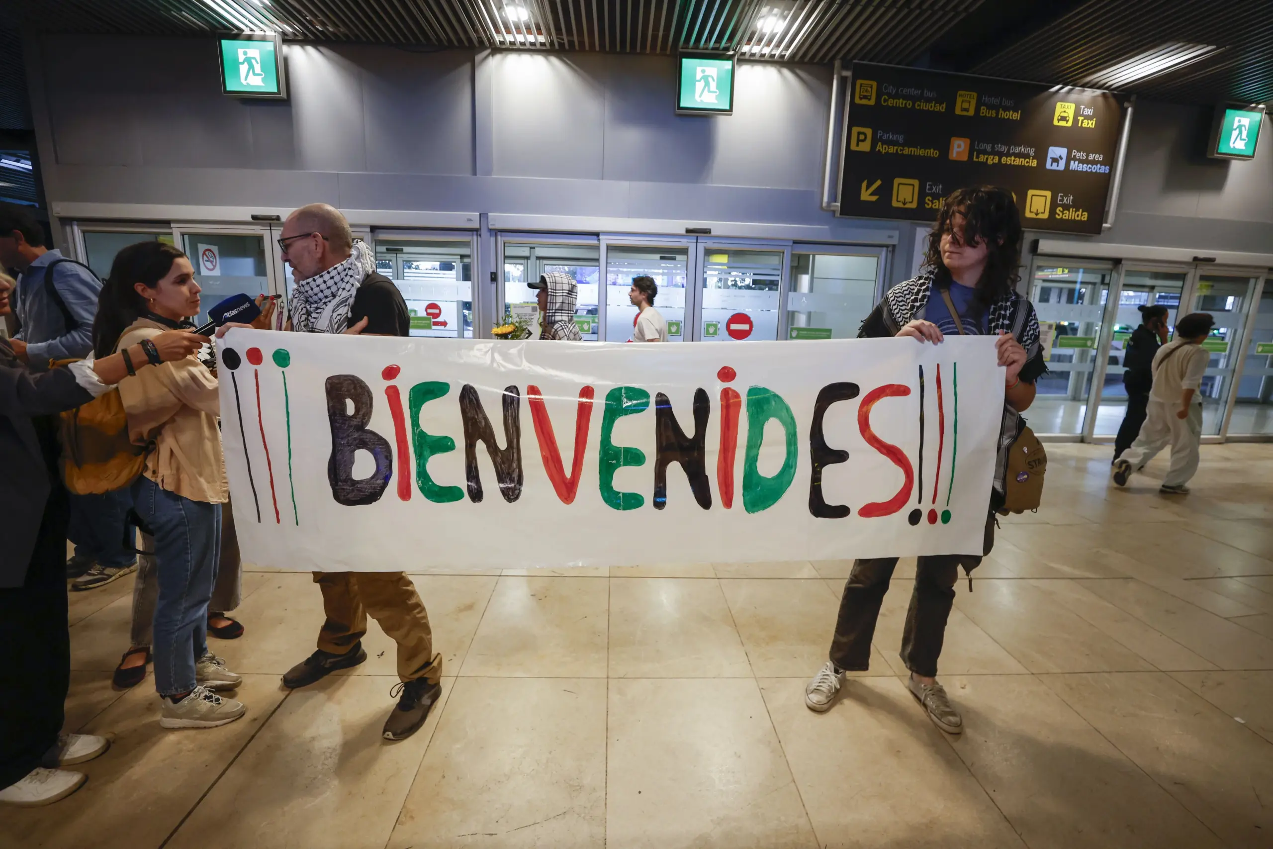 Llega a Madrid el primer grupo de 21 activistas españoles de la Flotilla