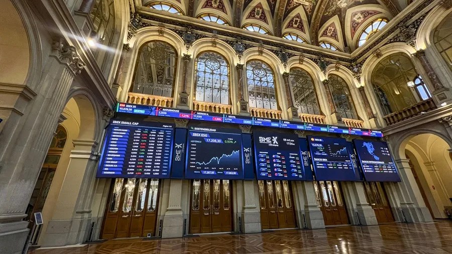 El IBEX 35 sube un 0,97 % y logra un nuevo máximo anual al acercarse a los 15.700 puntos