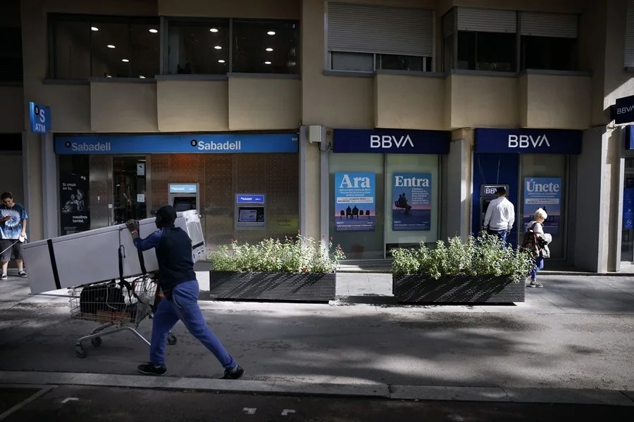 Bruselas mantiene el expediente a España pese al fracaso de la opa de BBVA por Sabadell