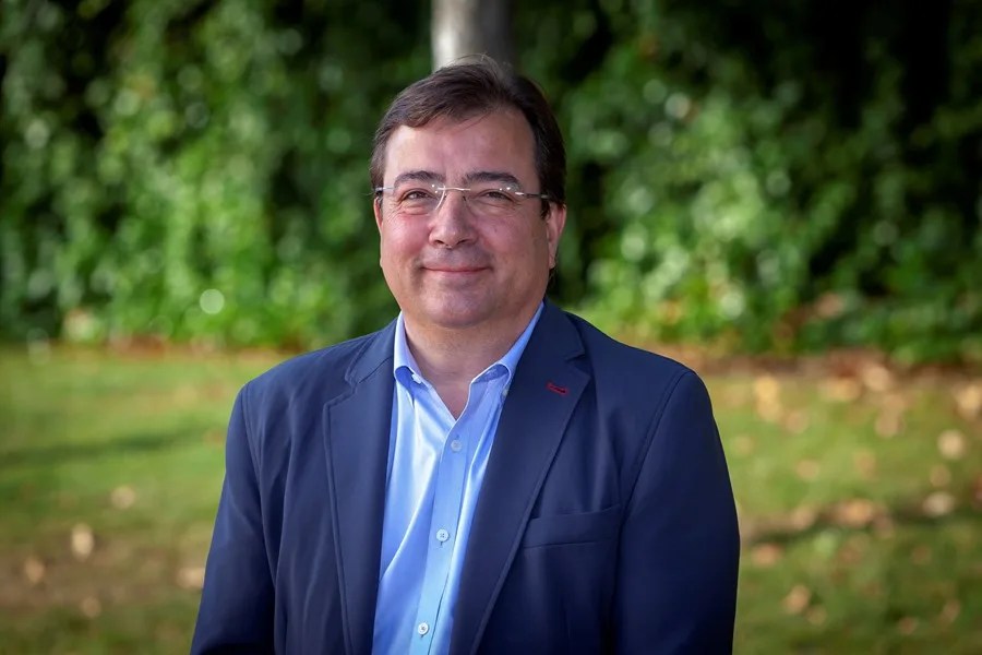 El funeral por Guillermo Fernández Vara será este lunes en Olivenza (Badajoz) su ciudad natal