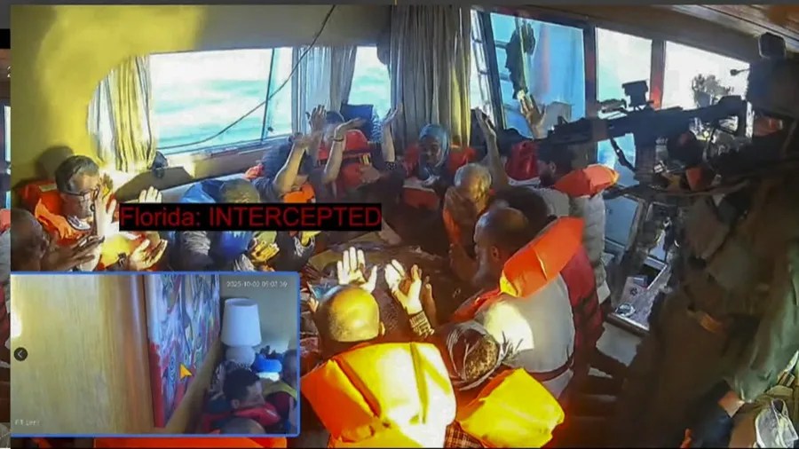 Diplomáticos españoles asisten a los detenidos de la flotilla en una prisión israelí