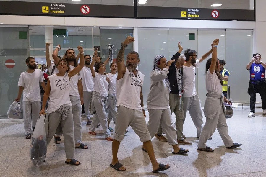 Llegan otros 27 activistas españoles de la flotilla de Gaza que denuncian hasta torturas