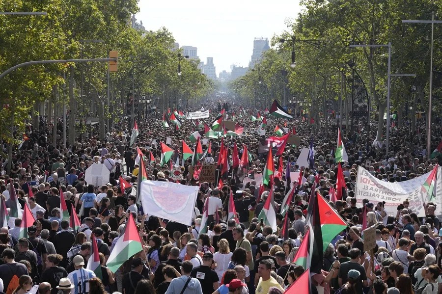 Unas 70.000 personas se manifiestan en apoyo a Palestina en el centro de Barcelona