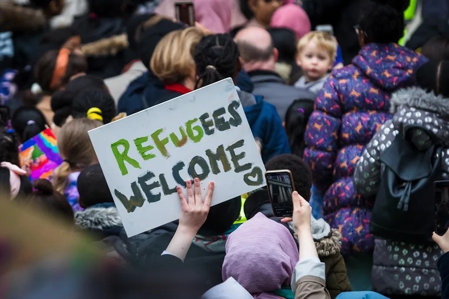 Reino Unido restringe el derecho de los refugiados a asentarse y reagrupar a sus familias