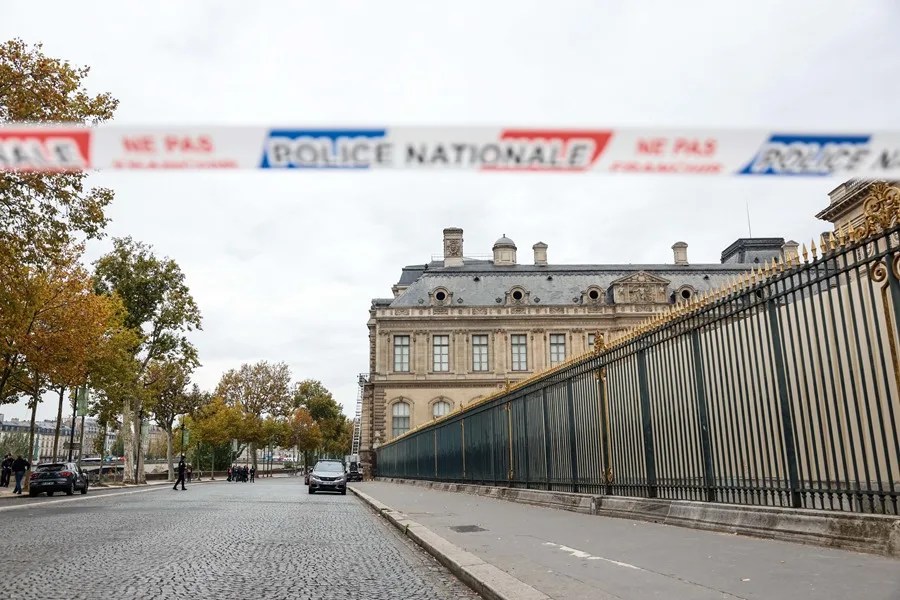 Reabre el Museo del Louvre tras el robo de joyas de la corona real francesa, pero de forma parcial