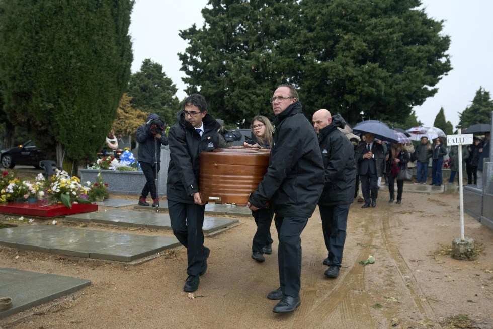 Familiares y amigos despiden a Encarnita Polo en un entierro muy íntimo en Ávila