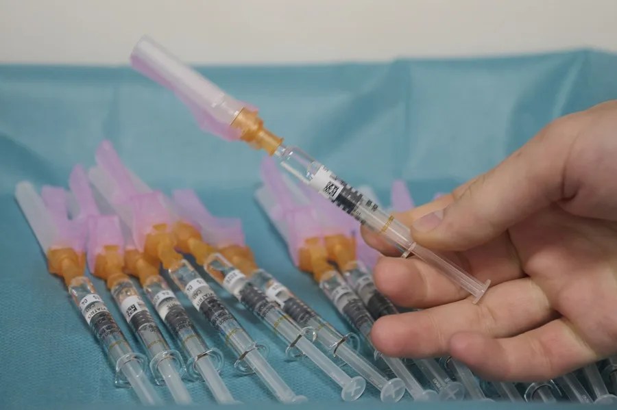 Sanidad rescata el plan contra la gripe vetado por el PP y urge a las comunidades a unirse