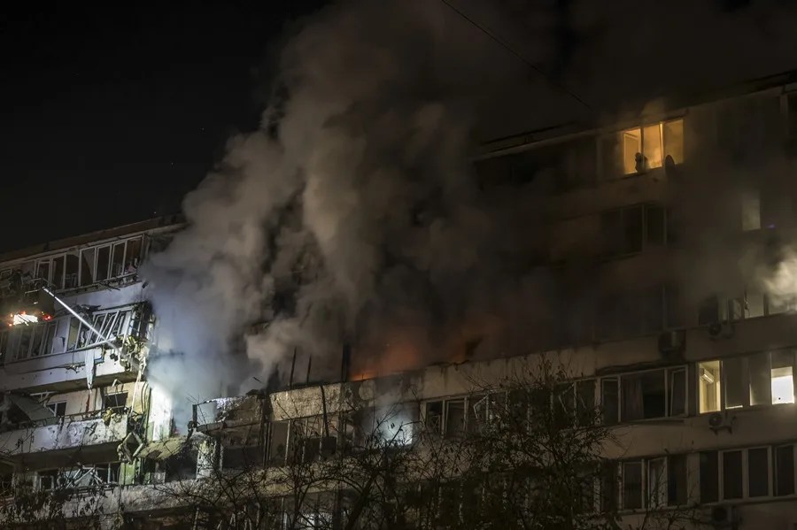 Un ataque ruso en Ucrania mata a tres personas, hiere a decenas y deja a miles sin luz