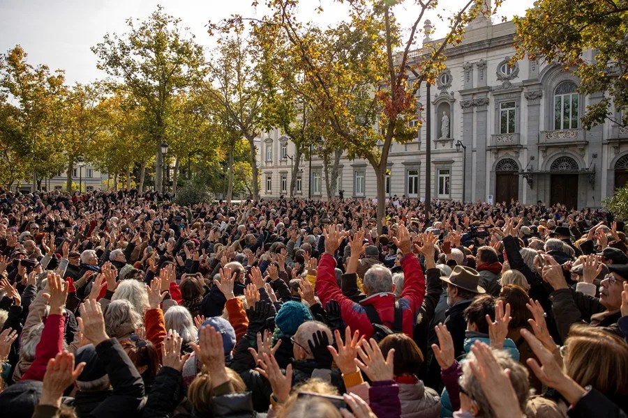 Cientos de personas protestan frente al Supremo contra la condena al fiscal general al grito de «golpistas con toga»