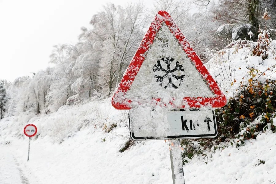 Seis carreteras cortadas por lluvia, trece afectadas por hielo y nieve y retenciones