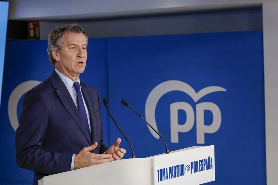 Feijóo promete que el 2026 será el año del cambio tras «el colapso total del sanchismo»