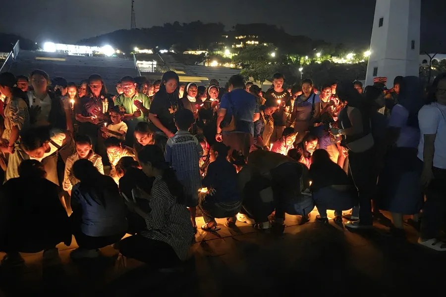 Indonesia prosigue la búsqueda de los dos hijos de la familia española víctima de un naufragio, tras recuperar el cuerpo del padre