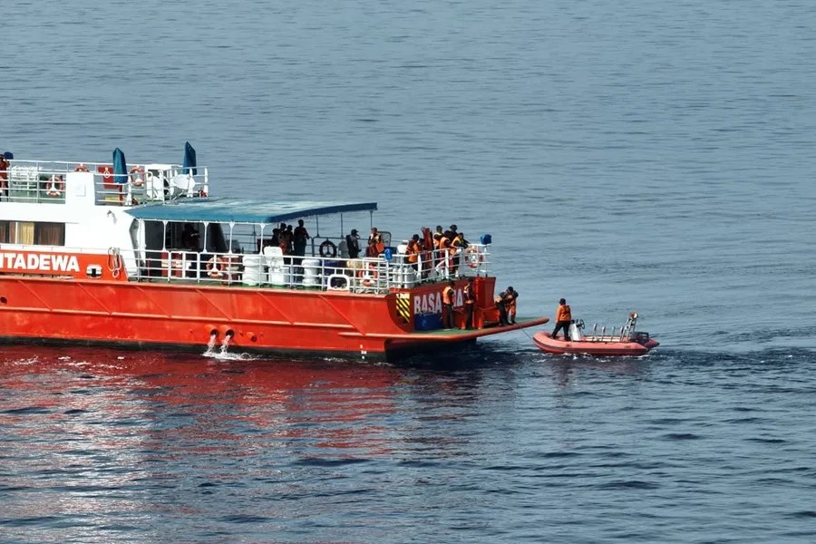 La policía indonesia investiga por negligencia al capitán del barco de españoles que naufragó