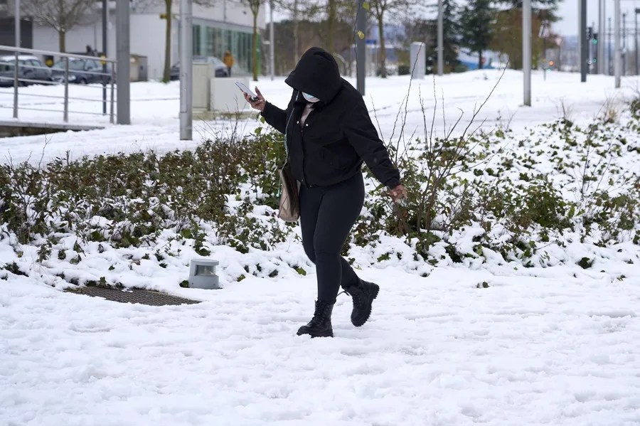 Catorce comunidades en alerta por nevadas, oleaje, vientos y lluvias fuertes