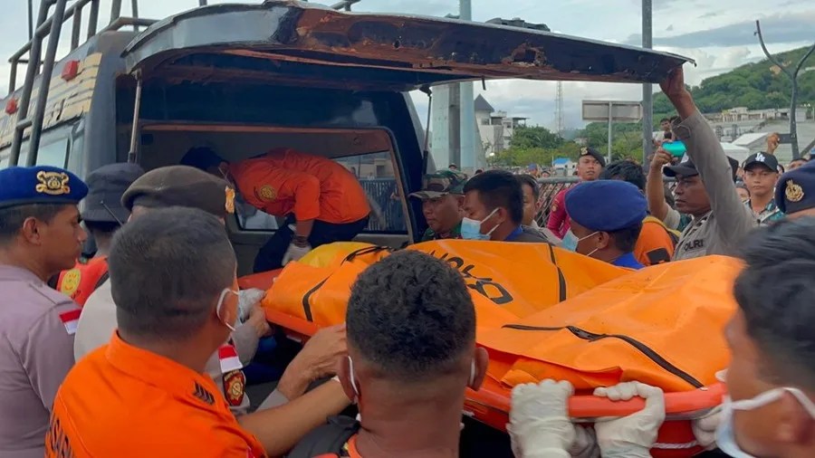 Los equipos de búsqueda zarpan con la esperanza de encontrar al último español desaparecido tras un naufragio en Indonesia