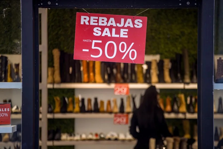 Las rebajas se sobreponen a los descuentos continuos y el sector prevé un 4% más de ventas