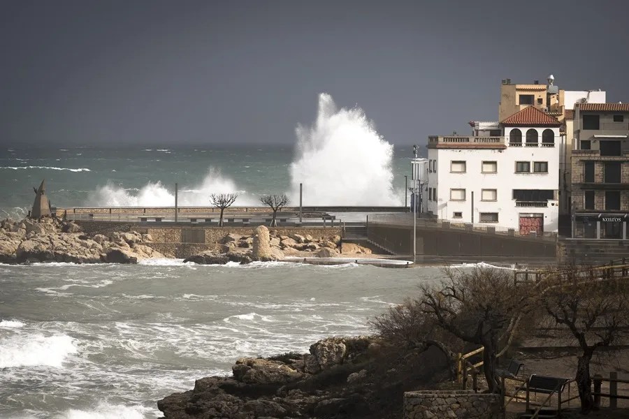 Diez comunidades en alerta mientras se busca a un vecino de Palau-sator (Girona) arrastrado con su coche