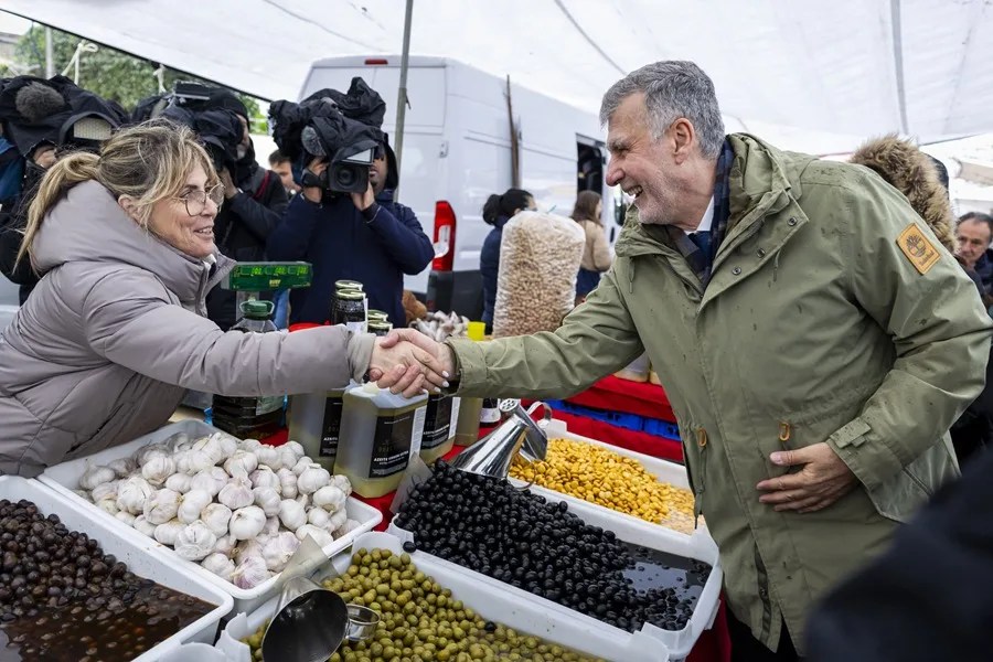 Los candidatos presidenciales cierran su campaña en Portugal arropados por sus votantes