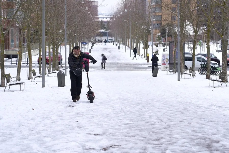 El viento y oleaje mantienen a Galicia en alerta naranja y otras 7 comunidades en amarilla