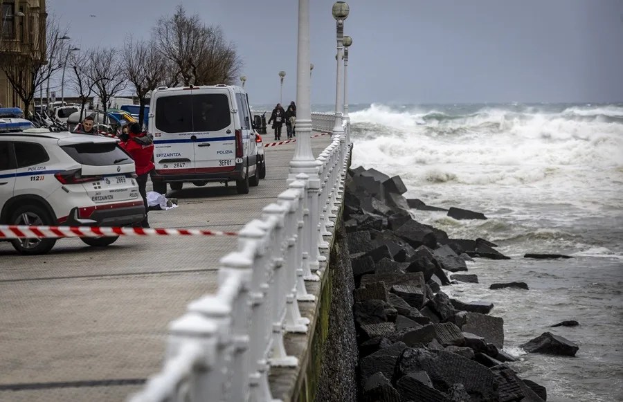 La borrasca Goretti se cobra una vida en San Sebastián y activa avisos por nevadas en Picos de Europa