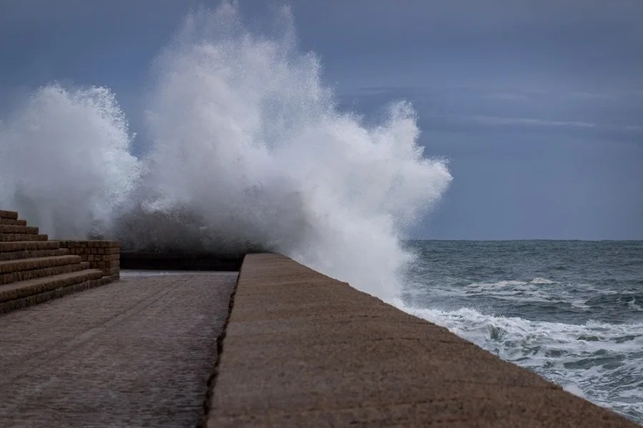 El temporal provoca el derrumbe de dos edificios en Ponferrada y Segovia sin heridos y 800 incidencias en Galicia