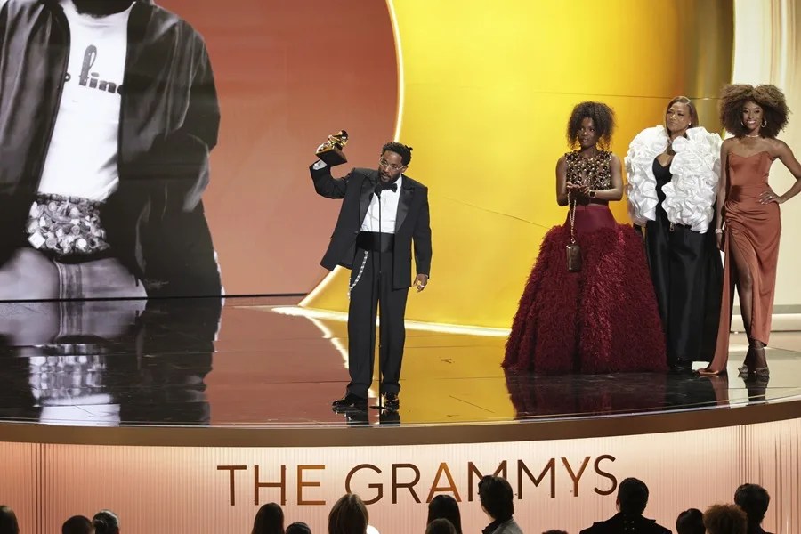 Bad Bunny hace historia en los Grammy en una gala con criticas al ICE