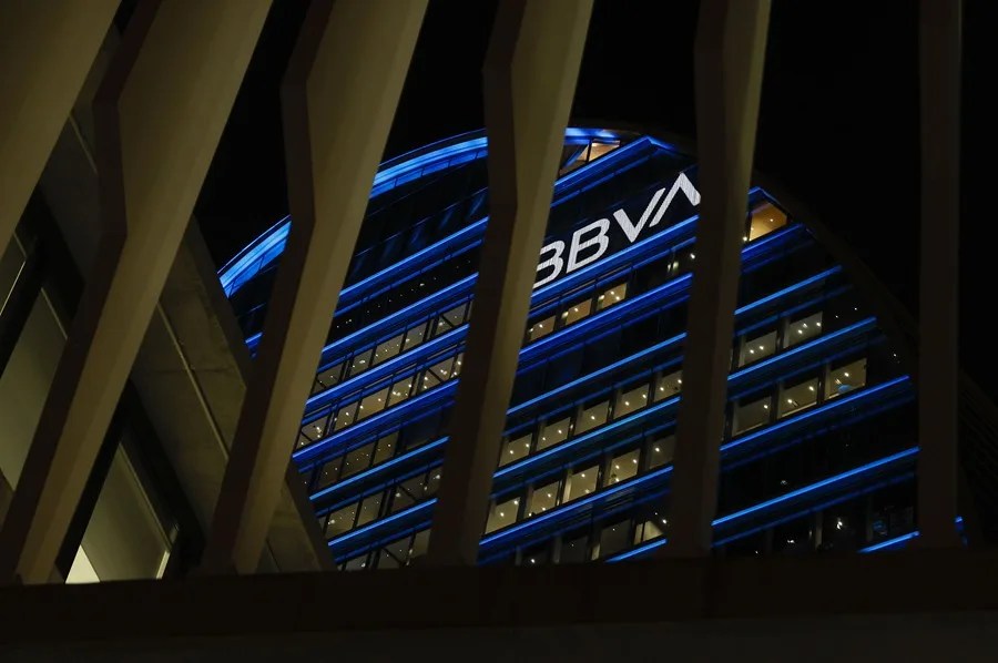 El BBVA gana un 4,5 % más en 2025 y su beneficio supera por primera vez los 10.500 millones