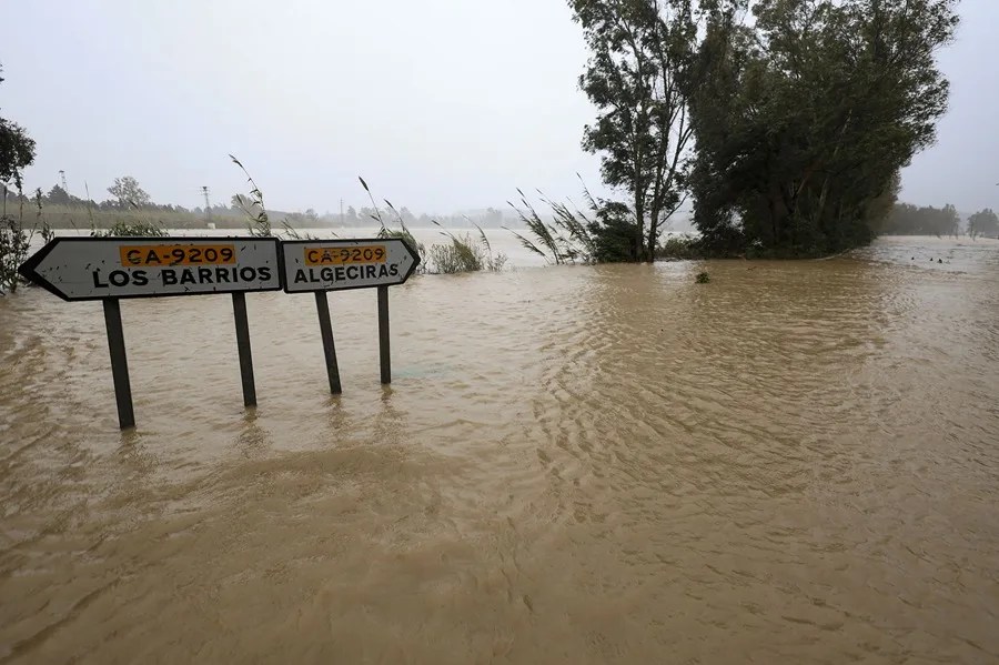 Daños y alerta roja por el temporal, que puede dejar 400 litros de lluvia en Andalucía