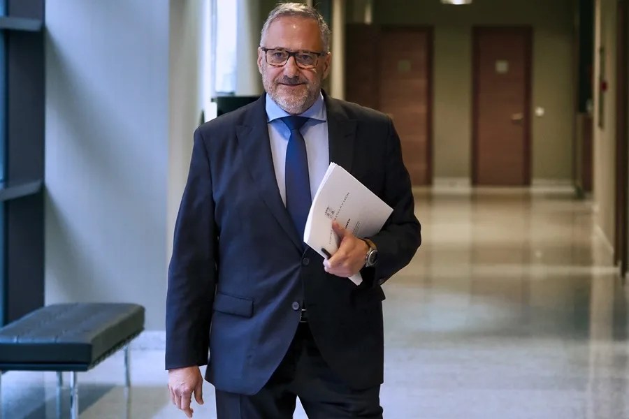 El PP ganaría los comicios en Castilla y León pero volvería a necesitar a Vox, según el CIS