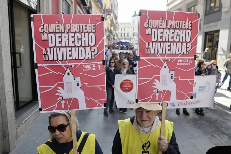 Cientos de personas piden en Madrid la aprobación del «escudo social» en el Congreso