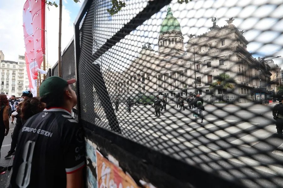 Manifestantes protestan contra la reforma laboral en Argentina en una jornada de huelga nacional
