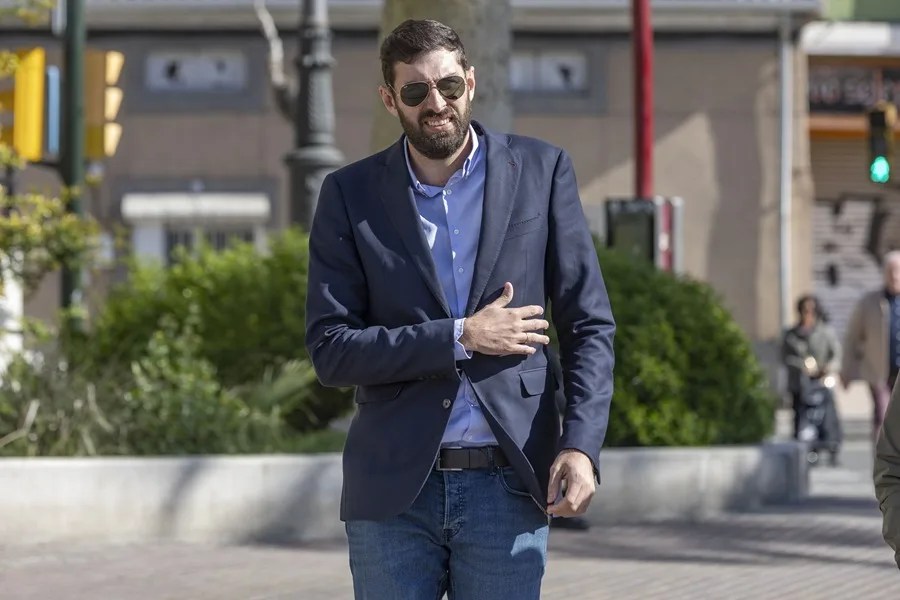El líder de Vox en Murcia se muestra sorprendido por su salida del partido, que Abascal no explica