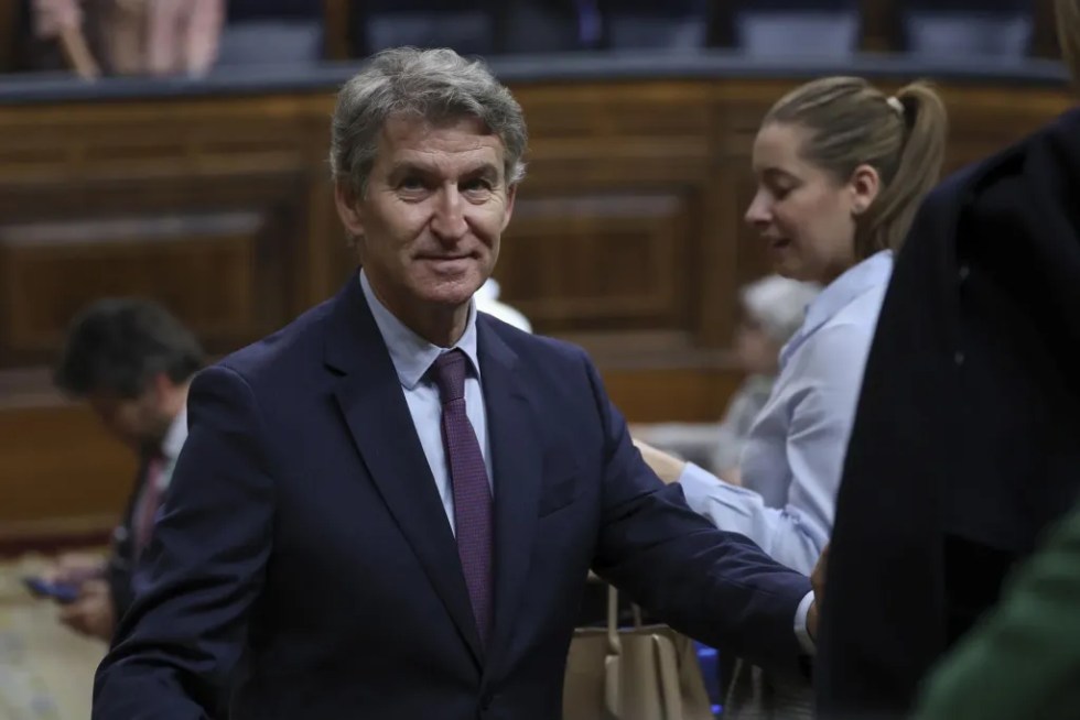 El PP y Vox mantienen su voluntad de pactar en Extremadura y Aragón pese al enfado de Abascal