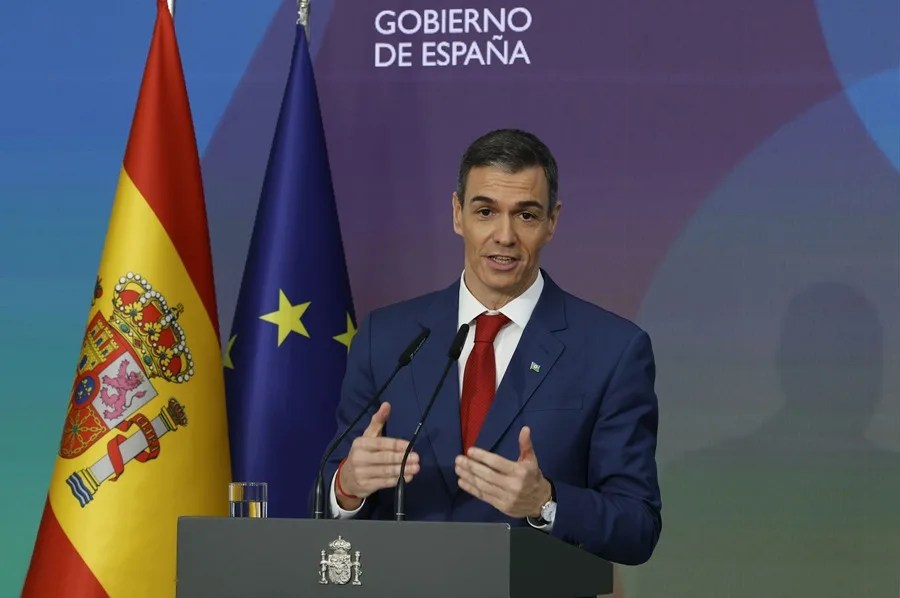 Pedro Sánchez se compromete a fomentar la igualdad de los gitanos y a luchar contra la discriminación