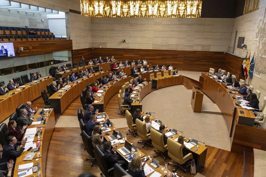 La primera sesión para la investidura de María Guardiola en Extremadura llega sin certezas ni prisas