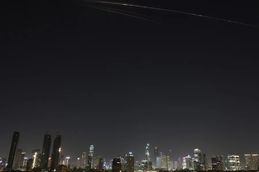 Irán ataca Tel Aviv en respuesta al asesinato del número dos del régimen, Ali Lariyani